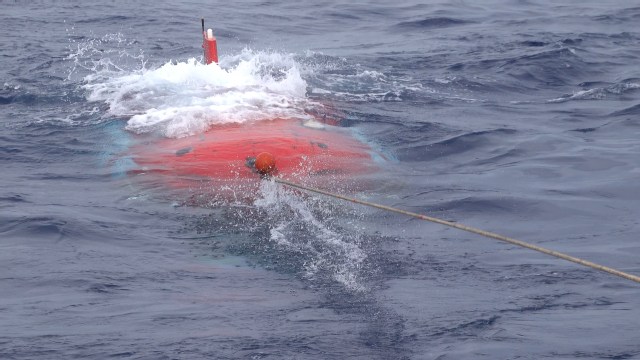 深海勇士浮上海面