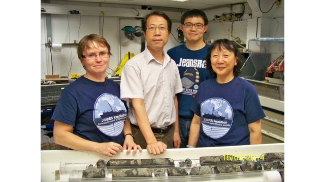 图片说明：作者与南海大洋玄武岩岩芯。自左至右：Anne Briais，李春峰，张国良，苏新